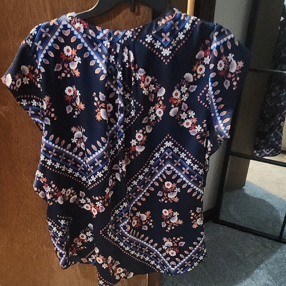 Liz Claiborne Blue and White Wrap Cap Sleeve Blouse - Picture 3 of 3